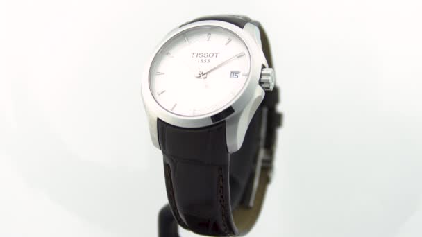 Le Locle, Suíça 15.01.2020 - Tissot mulher relógio caixa de aço inoxidável, mostrador branco cara de relógio, pulseira de couro, relógio mecânico de quartzo suíço isolado, suíço fabricado — Vídeo de Stock