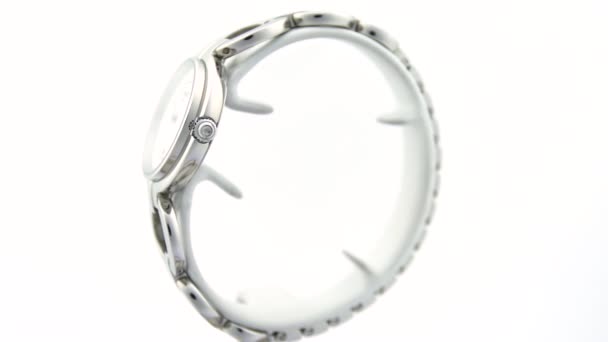 Le Locle, Zwitserland 15.01.2020 - Tissot vrouw horloge roestvrij stalen kast, witte wijzerplaat, metalen armband, Zwitsers kwarts mechanisch horloge geïsoleerd, Zwitsers gemaakt vervaardiging roterende standaard — Stockvideo