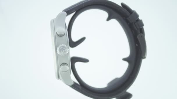 Le Locle, Швейцария 15.01.2020 - Чехол для часов Tissot из нержавеющей стали, кожаный ремень, швейцарские кварцевые механические часы — стоковое видео
