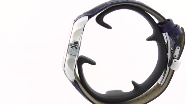 Le Locle, Zwitserland 15.01.2020 - Tissot vrouw horloge roestvrij stalen kast, leren band, ruw kwarts mechanisch horloge geïsoleerd, zwitserse vervaardiging — Stockvideo