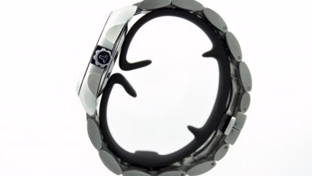 瑞士勒罗克，2020年1月15日- Tissot妇女手表不锈钢外壳，白色钟表表盘，金属手镯，瑞士石英机械手表隔离，瑞士制造旋转支架 — 图库视频影像