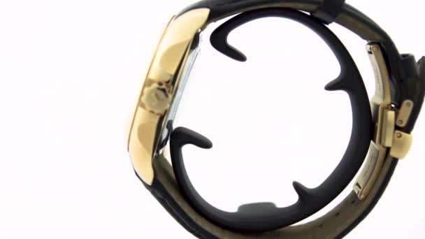 Le Locle, İsviçre 15.01.2020 - Tissot adam saatsiz paslanmaz çelik çanta, altın PVD kaplama siyah saat yüz arama, deri kayış, İsviçre kuvars mekanik saat izole, İsviçre yapımı — Stok video