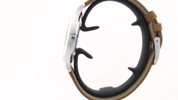 瑞士Le Locle 15.01.2020 - Tissot man watch stainless steel case, white clock face dial, leather strap, swiss quartz mechanical watch isolated, swiss made manufacture rotating stand — 图库视频影像
