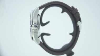 Le Locle, İsviçre 15.01.2020 - Tissot adam paslanmaz çelik çanta, deri kayış, İsviçreli kuvars mekanik saat izole, İsviçre yapımı