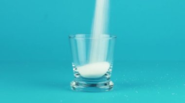 Şekerleme bardağı, kalın, mavi, zıt bir zıt zemin. Kavram