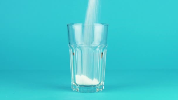 Pour sugar collins glass thick bottom blue contrasting background. Concept — Stock Video