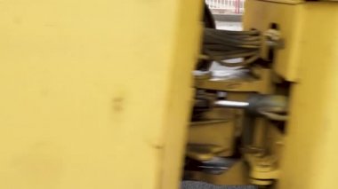 Paver asfalt takıyor. Ağır ekipmanlar sıcak asfaltı dümdüz ediyor. Yol buharı.