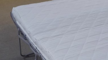 Kanepe, ortopedik yatağı olan çift kişilik bir yatağa dönüşür.