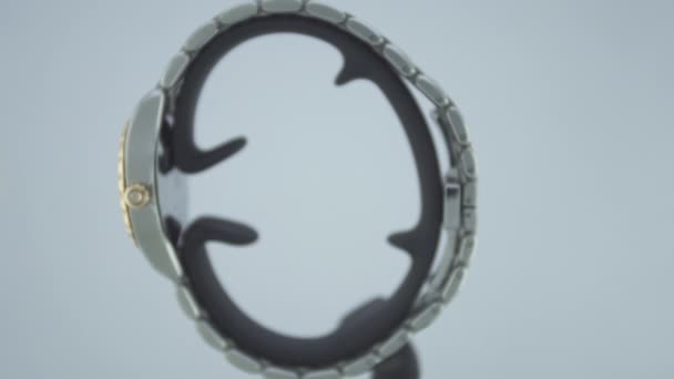 瑞士勒罗克，2020年1月15日- Tissot女子手表不锈钢外壳，玫瑰金PVD涂层金属手镯，瑞士石英机械手表隔离，瑞士制造旋转支架 — 图库视频影像