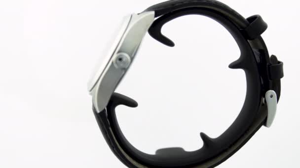 Le Locle, Suíça 15.01.2020 - Tissot homem caixa de relógio de aço inoxidável, mostrador preto cara de relógio, pulseira de couro, relógio mecânico de quartzo suíço isolado, suíço fabricado — Vídeo de Stock