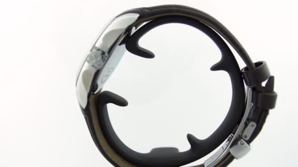 Le Locle, Suisse 15.01.2020 - Tissot femme montre boîtier en acier inoxydable, cadran blanc de l'horloge, bracelet en cuir, montre mécanique à quartz suisse isolé, suisse fait stand rotatif de fabrication — Video