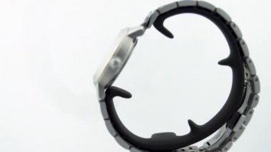 Le Locle, İsviçre 15.01.2020 - Tissot kadını paslanmaz çelik çanta, beyaz saat yüz araması, metal bilezik, İsviçre kuvars mekanik saati izole edilmiş, İsviçre yapımı döner kasa