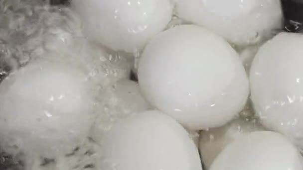Chicken eggs in pan with boiling water. Cooking boiled eggs in kitchen. Close up — Stock Video