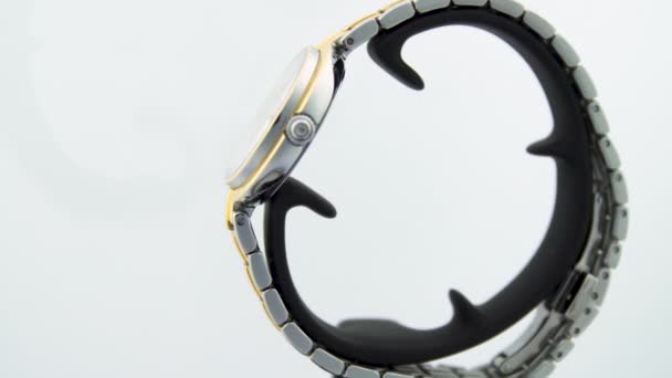 瑞士勒罗克，2020年1月15日- Tissot女子手表不锈钢外壳，玫瑰金PVD镀白钟表表盘，金属手镯，瑞士石英机械手表隔离，瑞士制造 — 图库视频影像