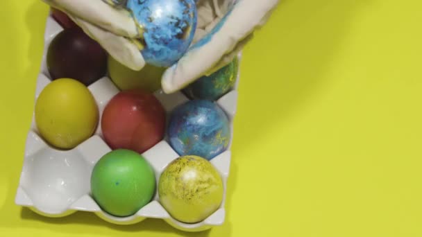 Oeuf de Pâques colorant, feuille d'argent métallique. Fond jaune. Idées de décoration — Video