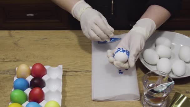 Oeufs de Pâques colorant dans la couleur brillante bleue dans la cuisine. Idées de décoration art vacances — Video