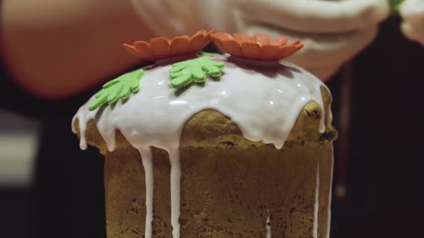 설화 케이크 장식에 꽃, 나뭇잎, 달콤 한 콘 페티가 곁들여져 있다. 닫아 — 비디오