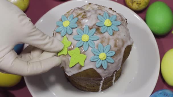 Décoration de gâteau de Pâques caramel avec des fleurs, des feuilles, des confettis de perles. Vue du dessus — Video