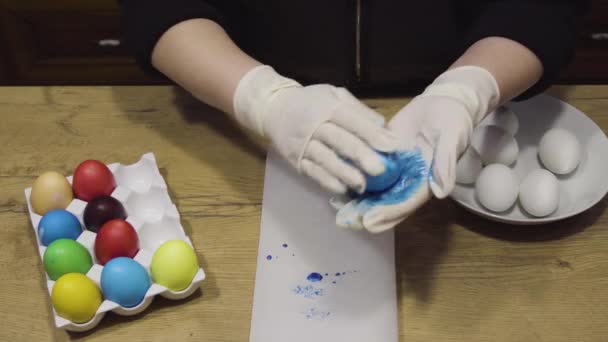 Βαφή πασχαλινών αυγών σε μπλε λαμπερό χρώμα στην κουζίνα. Ιδέες διακόσμησης διακοπών — Αρχείο Βίντεο