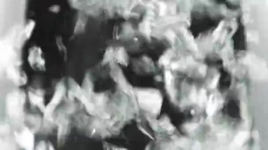 Şeffaf cam duvarları olan elektrikli bir su ısıtıcısında su kaynıyor. Kabarcıklar yakın plan