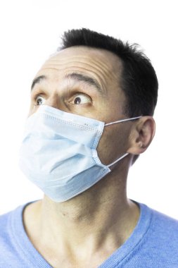 Tıbbi maskeli adam stüdyo izole edildi. Coronavirus 2019-ncov covid-19 konsepti.
