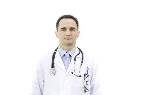 Porträt eines erwachsenen kaukasischen Arztes im weißen Mantel mit einem Stethoskop über dem Hals — Stockfoto