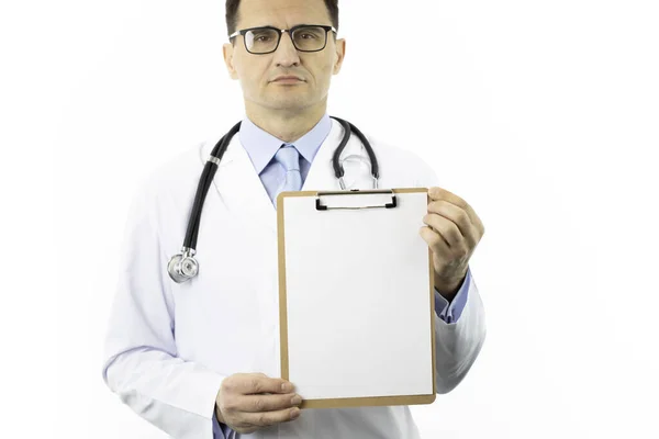 严重的医生在实验室外套和听诊器显示剪贴板与空白纸 — 图库照片