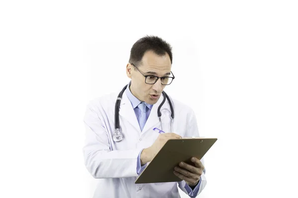 흰 바탕에 의료 기구를 채우고 있는 의외의 의사 — 스톡 사진