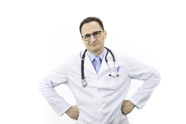 Γιατρός με γυαλιά σε λευκό παλτό με στηθοσκόπιο. Χέρια στους γοφούς. Σμίρκ — Φωτογραφία Αρχείου