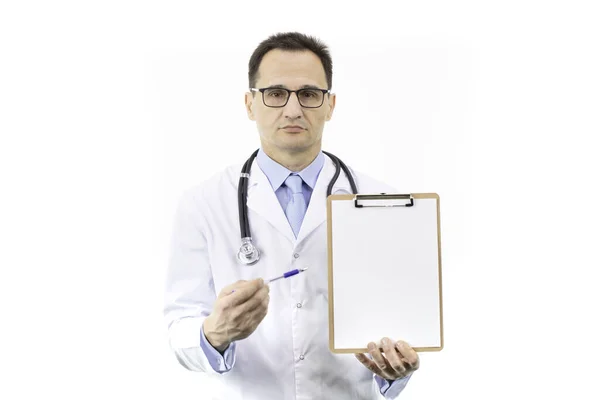 Guapo médico serio que aparece en el portapapeles con papel en blanco para escribir en él —  Fotos de Stock