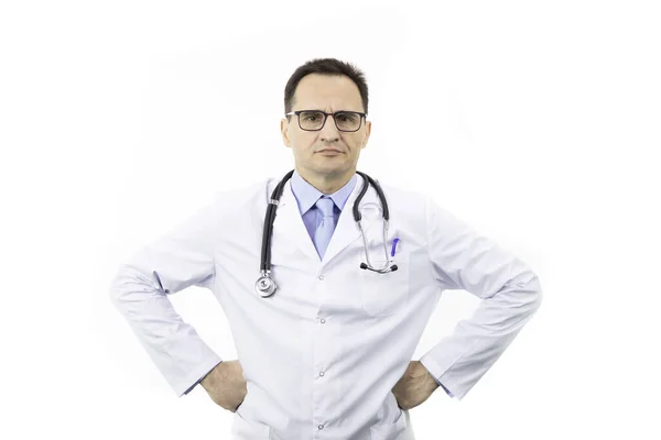 Arzt mit Brille im weißen Kittel und Stethoskop. Hände auf den Hüften. — Stockfoto