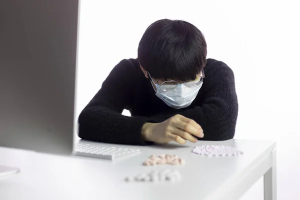 Asian male doctor in medical mask searching for drugs against coronavirus — Stock Photo, Image