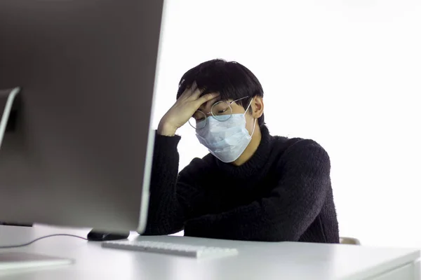 Los hombres asiáticos en máscara protectora sentado en la oficina, buscando cansado y enfermo — Foto de Stock