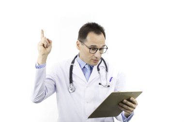 Şaşırmış doktor, hasta kayıtlarını kontrol etmek için parmağını kaldırıyor. Toparlanma