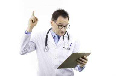 Öfkeli doktor hasta teşhisi yazılı panoya bakarak başparmağını kaldırıyor.