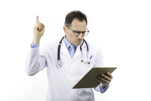 Médico descontento sostiene el pulgar hacia arriba mirando en el portapapeles con el diagnóstico de pacientes — Foto de Stock