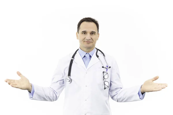 Retrato de un médico adulto caucásico con una bata blanca. Levanta las manos. . —  Fotos de Stock