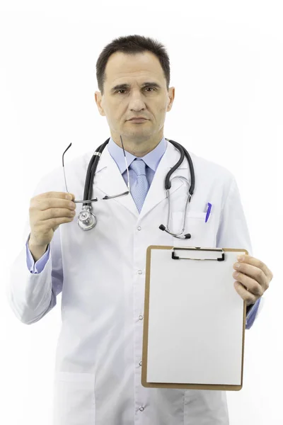 Seriöser Chirurg mit leerem Klemmbrett, Kopierplatz für Text. Gesundheitsempfehlung — Stockfoto