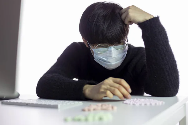 Científico chino en máscara médica en busca de drogas contra covid-2019 — Foto de Stock