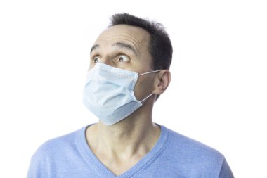 Tıbbi maskeli adam stüdyo izole edildi. Coronavirus 2019-ncov covid-19 konsepti.