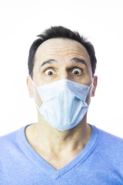 Tıbbi maskeli adam stüdyo izole edildi. Coronavirus 2019-ncov covid-19 konsepti.