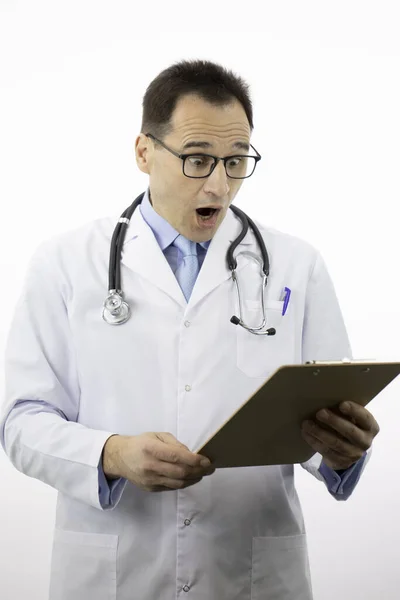Σοκαρισμένος γιατρός κοιτάζοντας στο πρόχειρο με τη διάγνωση των ασθενών, έννοια της θεραπείας — Φωτογραφία Αρχείου