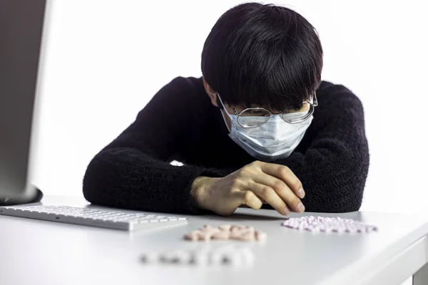 Científico chino en máscara médica en busca de medicamentos contra el coronavirus — Foto de Stock