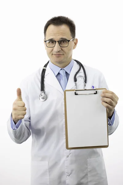 Freundlicher Arzt mit leerem Klemmbrett, das wie ein Schild mit erhobenem Daumen erscheint. Kopierraum — Stockfoto