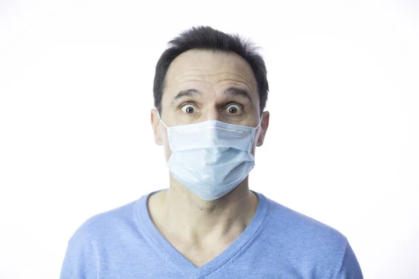 Tıbbi maskeli adam stüdyo izole edildi. Coronavirus 2019-ncov covid-19 konsepti. — Stok fotoğraf