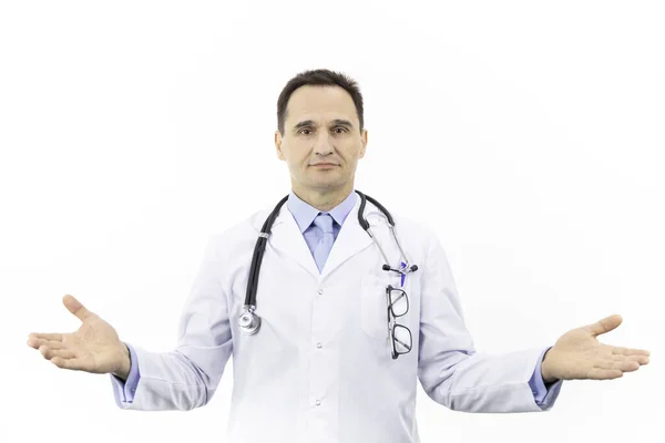 Retrato de un médico adulto caucásico con fondo blanco estetoscopio. Primer plano —  Fotos de Stock