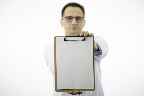 Close up médico masculino segurando prancheta com papel em branco com espaço de cópia para texto — Fotografia de Stock