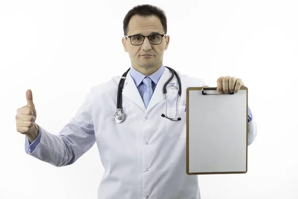 Arzt zeigt wie ein Schild mit leerem Klemmbrett. Von Ärzten genehmigt — Stockfoto