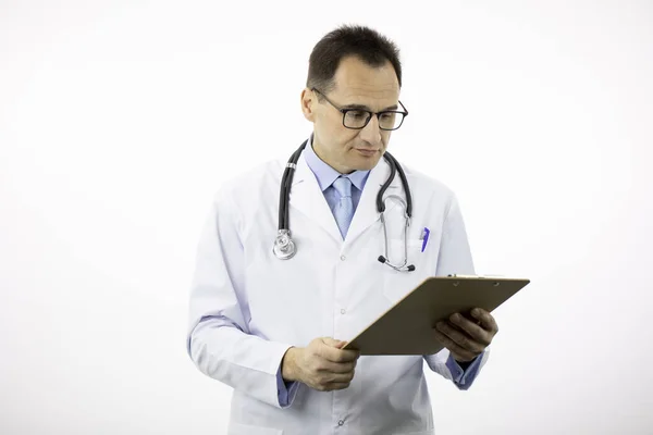 Ευχάριστη ηλικιωμένος γιατρός κοιτάζει στο πρόχειρο με τη διάγνωση. Αντιγραφή χώρου — Φωτογραφία Αρχείου
