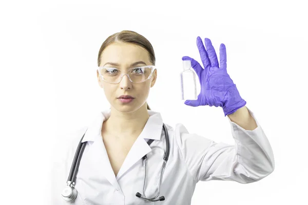 Arts in medisch uniform bedrijf ontsmettingsmiddel dispenser om verspreiding virus te voorkomen — Stockfoto